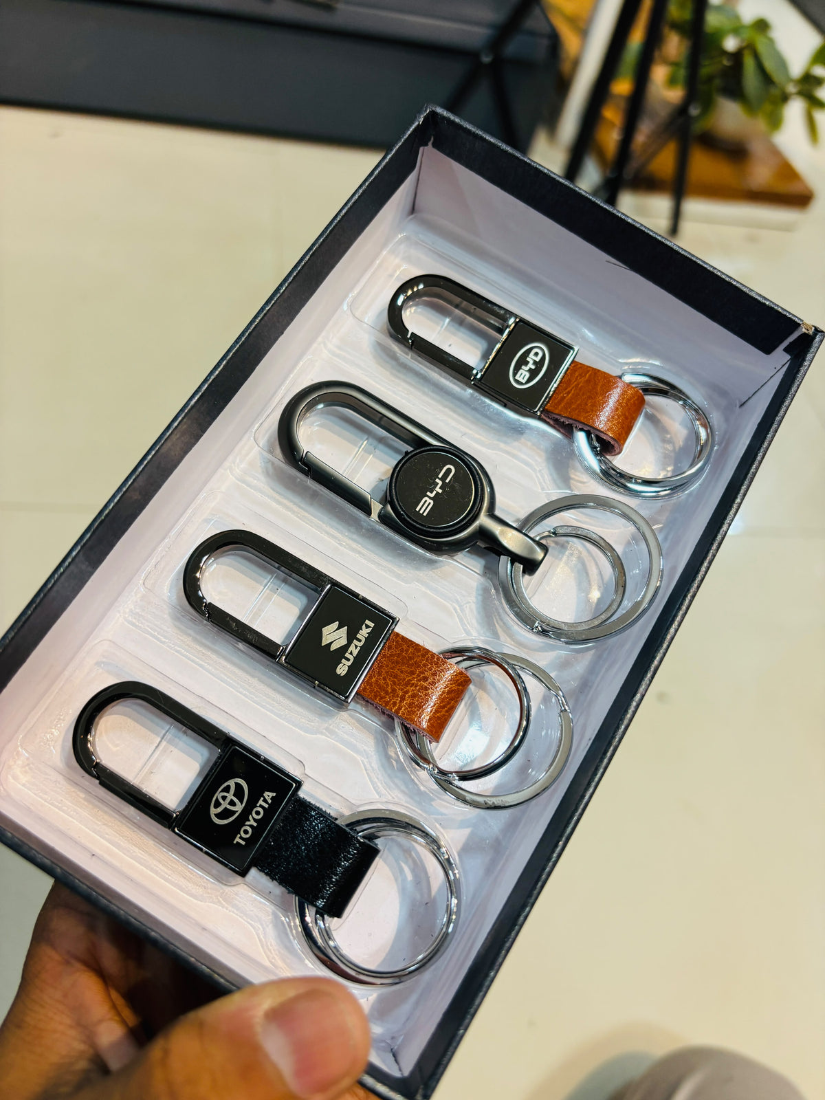 Premium Car Toyota BYD Suzuki Honda Nissan Logo Carabiner Keychain Leather & Gunmetal Zinc Alloy Keytag