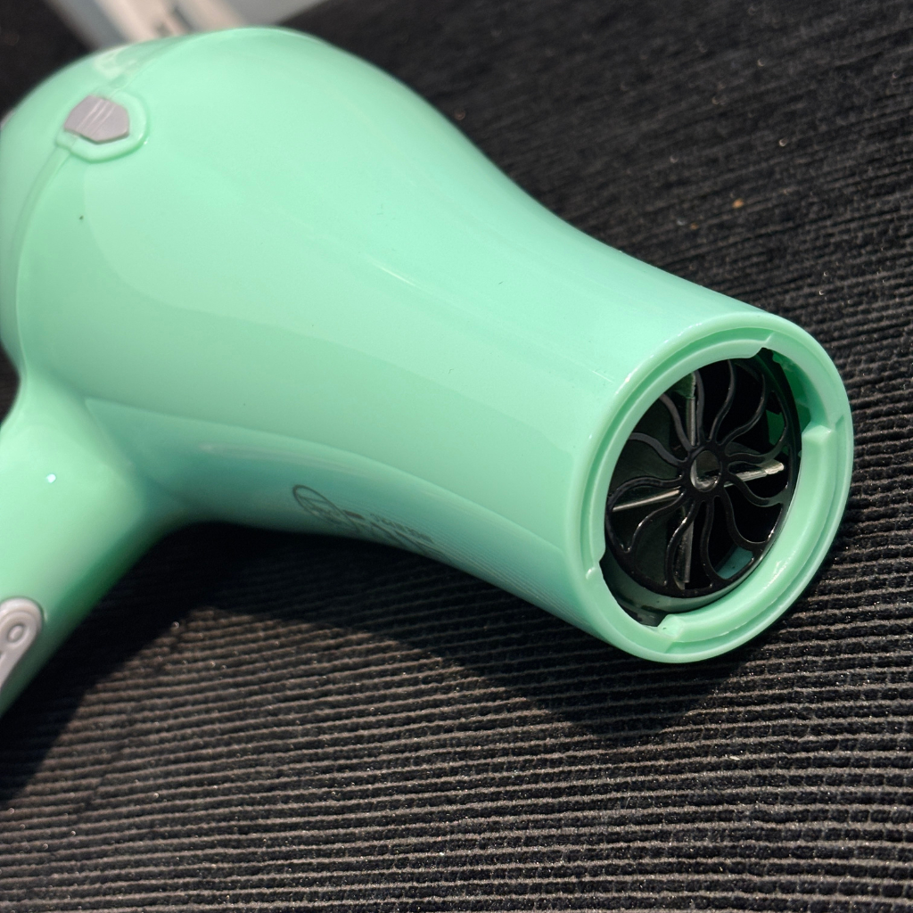 Gemei 1600W Professional Hair Dryer GM-1805 Blow Hot Air style with Nozzles Hot & Cold Air Speed Adjust Salon Hair Styling Tool