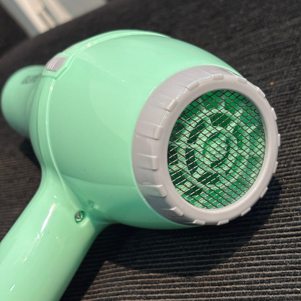 Gemei 1600W Professional Hair Dryer GM-1805 Blow Hot Air style with Nozzles Hot & Cold Air Speed Adjust Salon Hair Styling Tool